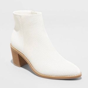 Universal Thread Cream Textured Heeled Boots
